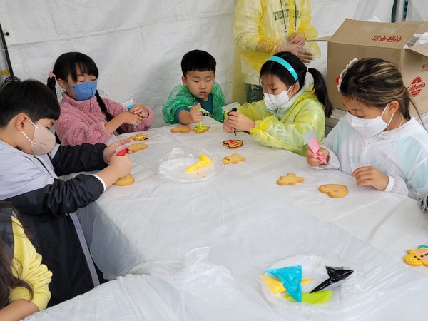 쿠키 아이싱 체험을 하고 있는 어린이들