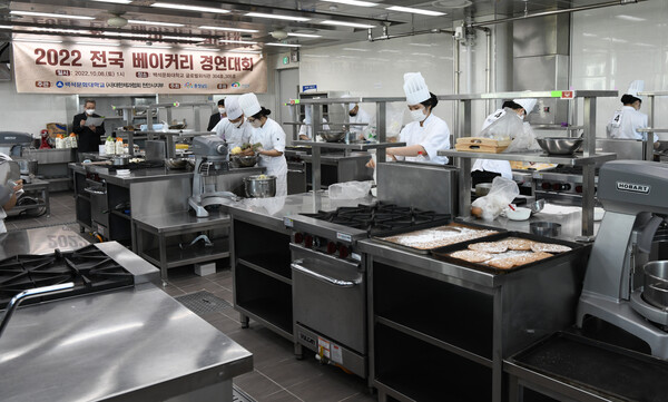 ‘2022년 전국 베이커리경연대회’에서 학생부 참가자들이 솜씨를 뽐내고 있다.사진=백석문화대 제공