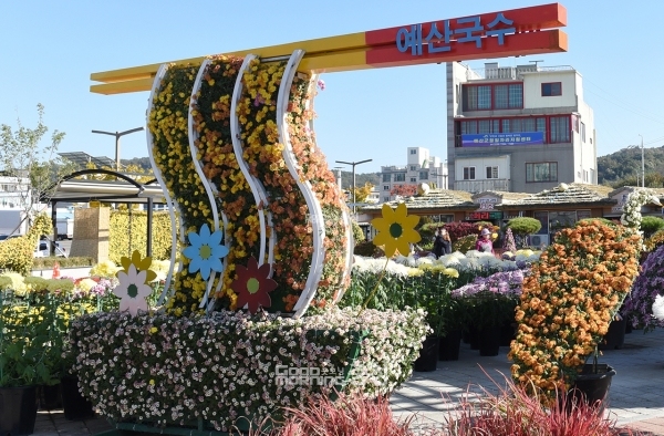 국화와 국수, 국밥을 주제로 한 ‘6회 예산장터 삼국축제’는 14일부터 20일까지 예산군 백종원 국밥거리 일원에서 진행된다. (자료사진=본사DB/굿모닝충청 이종현 기자)