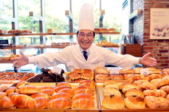 박상돈 충남 천안시장이 불당동 뚜쥬루 제과점에서 빵을 소개하고 있다. 박 시장은 ‘빵빵데이’를 여는 등 빵 산업 활성화에 나섰다. 프리랜서 김성태
