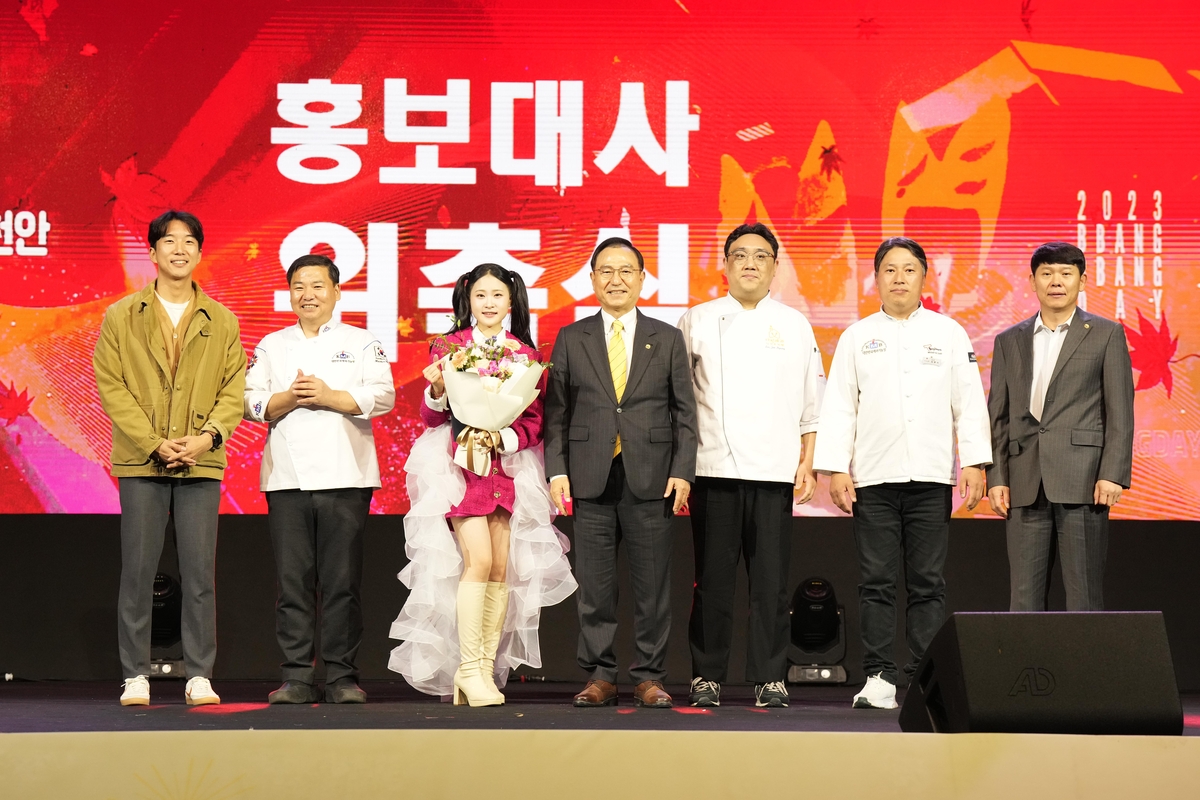 기념촬영하는 김다현(왼쪽 3번째)과 박상돈 천안시장(왼쪽 4번째)