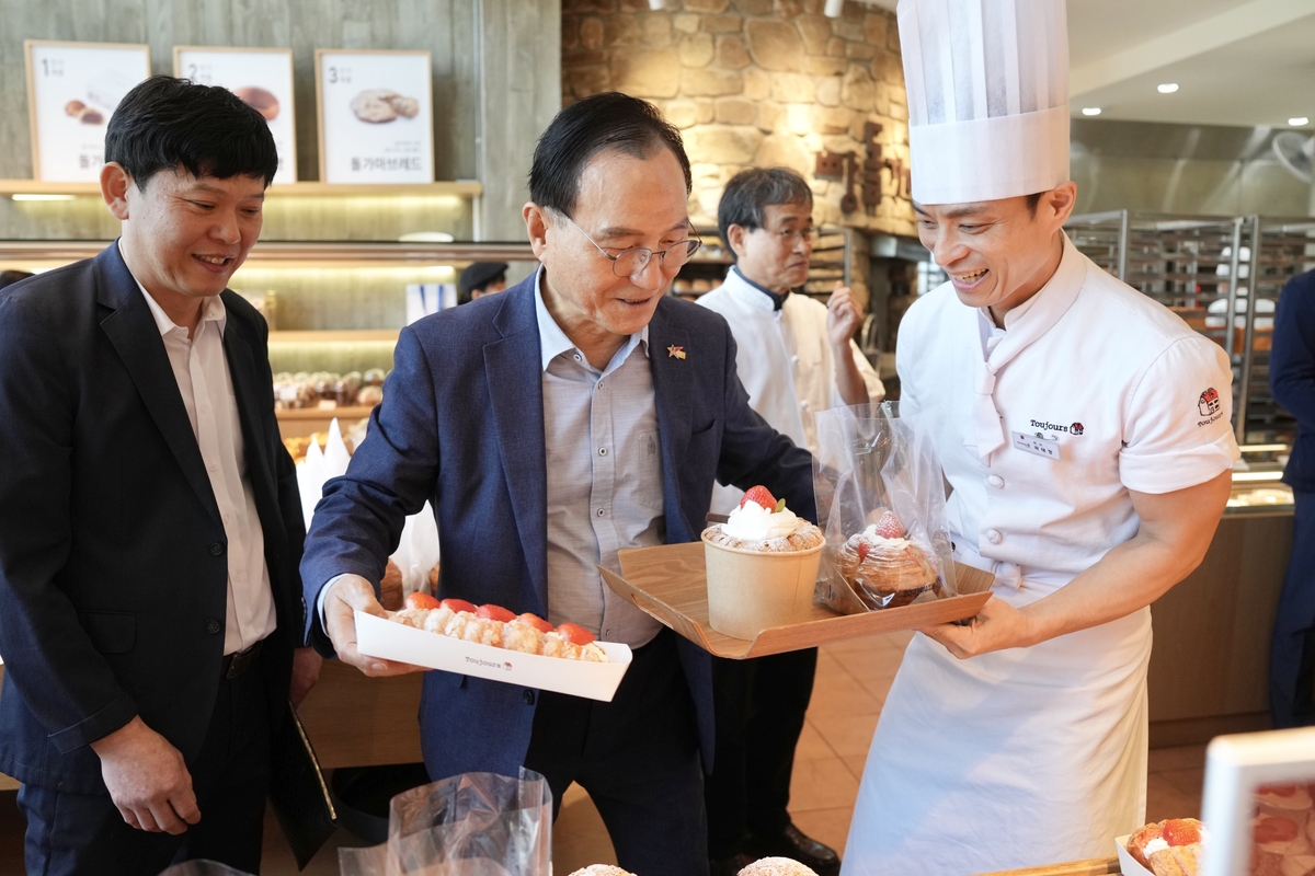 빵 나르는 박상돈 시장(중앙)